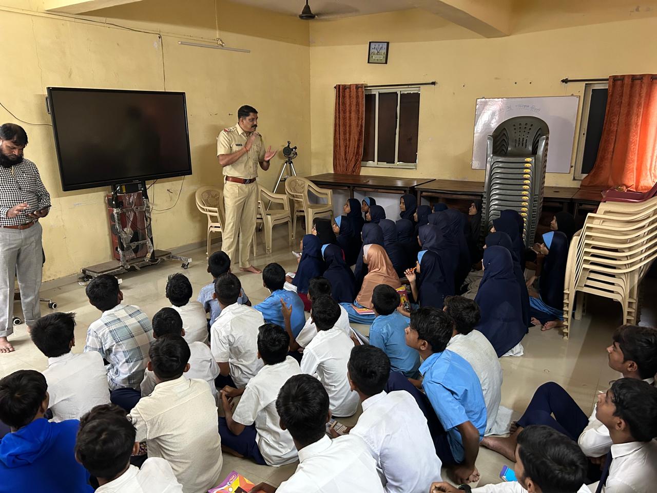 You are currently viewing दिनांक – 25/07/2024 रोजी student police cadet , programme अंतर्गत शांतीनगर उरदु माध्यमिक शाळा , भिवंडी, जिल्हा ठाणे येथील इ. 8 वी, 9 वी . चे SPC विद्यार्थ्यांना शिस्त आणि महाराष्ट्र पोलीस या विषयावर लेक्चर दिले.