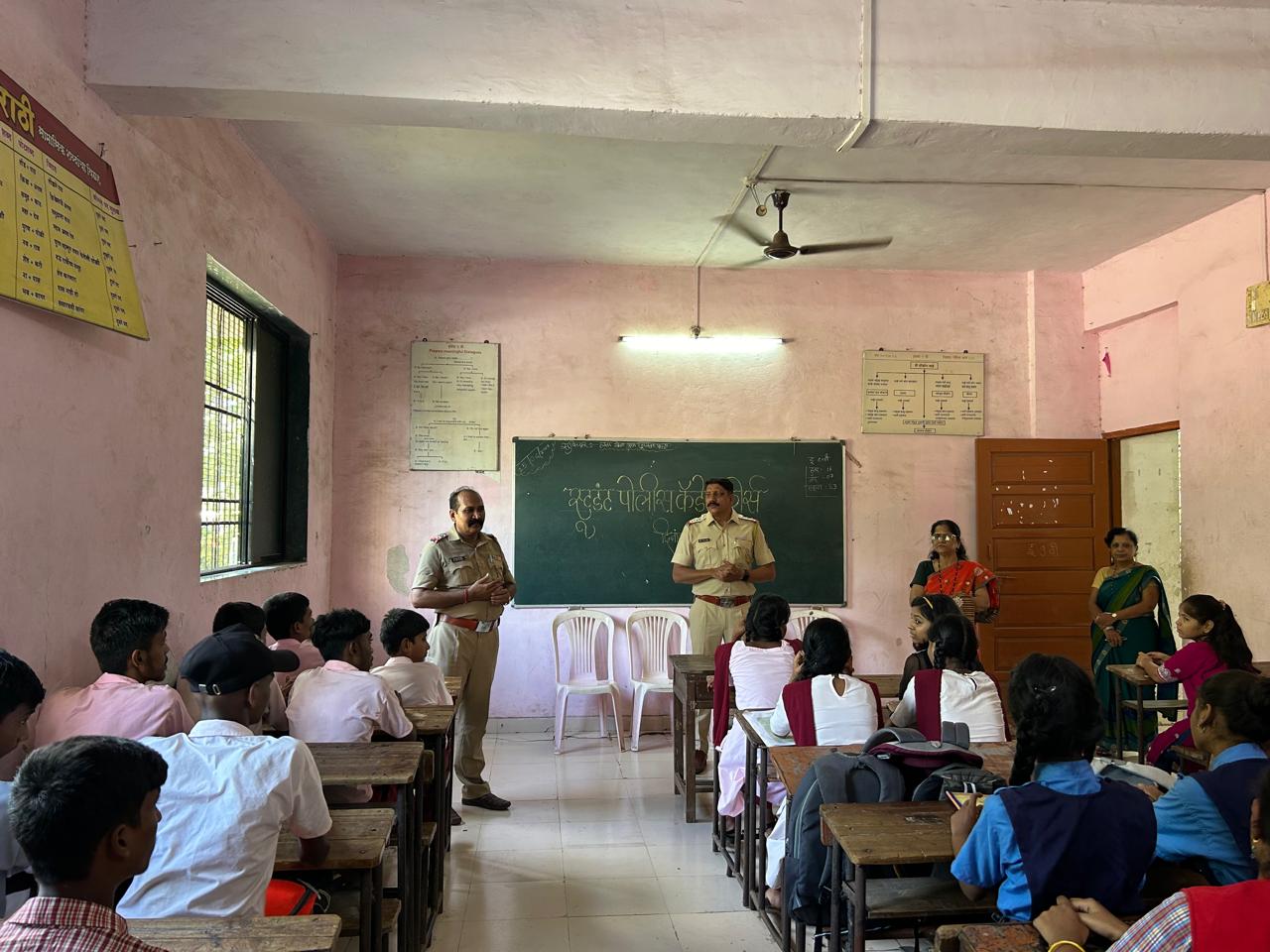 You are currently viewing दिनांक – 29/07/2024 रोजी student police cadet , programme अंतर्गत मोरीवली मराठी शाळा , अंबरनाथ, जिल्हा ठाणे येथील इ. 8 वी, 9 वी . चे SPC विद्यार्थ्यांना शिस्त आणि महाराष्ट्र पोलीस या विषयावर मार्गदर्शन केले.