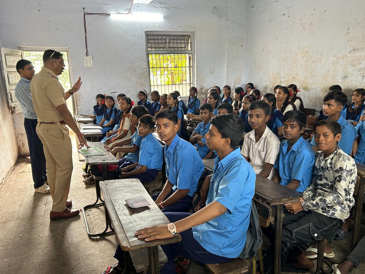 You are currently viewing दिनांक – 06/08/2024 रोजी student police cadet , programme अंतर्गत चाविंदरा मराठी माध्यमिक शाळा, भिवंडी, जिल्हा ठाणे येथील इ. 8 वी, 9 वी . चे SPC विद्यार्थ्यांना शिस्त आणि महाराष्ट्र पोलीस या विषयावर व शालेय पोषण आहार बाबत लेक्चर दिले.