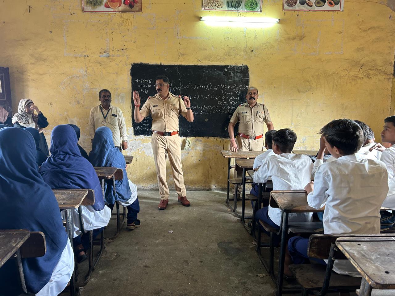 You are currently viewing दिनांक – 07/08/2024 रोजी student police cadet , programme अंतर्गत अवचित पाडा उरदु माध्यमिक शाळा, भिवंडी, जिल्हा ठाणे येथील इ. 8 वी, 9 वी . चे SPC विद्यार्थ्यांना फिर्याद ( FIR ) आणि महाराष्ट्र पोलीस या विषयावर लेक्चर दिले.