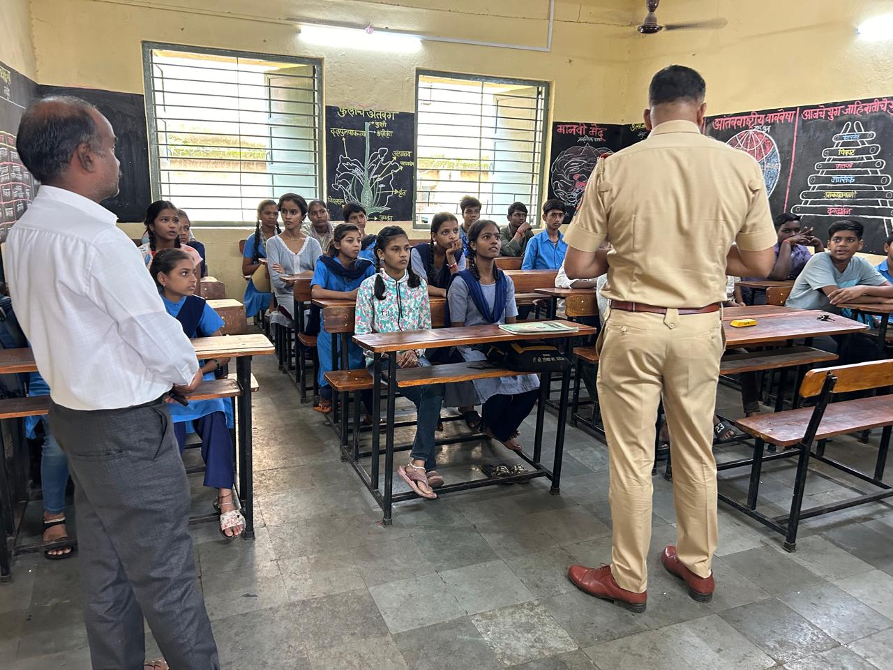 You are currently viewing दिनांक – 09/08/2024 रोजी student police cadet , programme अंतर्गत कामतघर मराठी माध्यमिक शाळा, भिवंडी, जिल्हा ठाणे येथील इ. 8 वी, 9 वी . चे SPC विद्यार्थ्यांना फिर्याद ( FIR ) आणि महाराष्ट्र पोलीस या विषयावर, लेक्चर दिले.