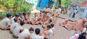 Read more about the article दिनांक 01.10.2024 रोजी खालील नमुद शाळांमध्ये पोलिस-गुन्हे प्रतिबंध व नियंत्रण, रस्ता सुरक्षा आणि रहदारी जागरूकता, समाजातील सर्व वाईट गोष्टींविरुद्ध लढा या विषयांवर लेक्चर देण्यात आले. तसेच सदर विषयांवर विद्यार्थ्यांचे गट तयार करून त्यांना आपसामध्ये चर्चा करावयास लावून त्यांची मतं जाणून घेण्यात आली. विद्यार्थ्यांना कवायतींचे प्रशिक्षण देण्यात आले.