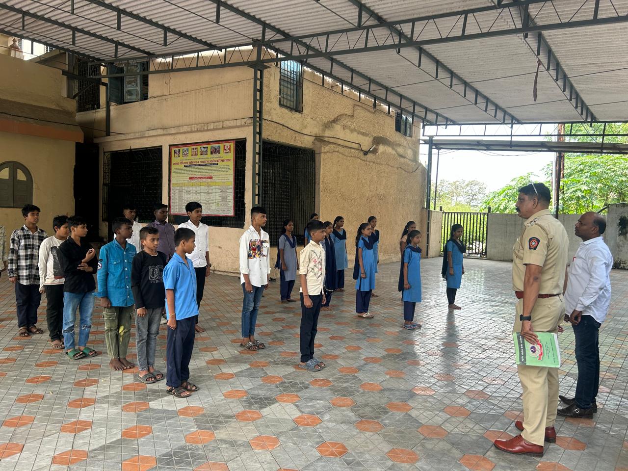 You are currently viewing दिनांक – 03/10/2024 रोजी student police cadet , programme अंतर्गत कामतघर मराठी माध्यमिक शाळा, भिवंडी, जिल्हा ठाणे येथील इ. 8 वी, 9 वी . चे SPC विद्यार्थ्यांना समाजातील सर्व वाईट गोष्टी विरुद्ध लढा, महिला आणि मुलांची सुरक्षा व भ्रष्टाचार विरुद्ध लढा या विषयावर, स.पो.नि. सुभाष शंकर सामंत, पो.उ.नि. पाटील यांनी लेक्चर व बाह्य वर्ग प्रशिक्षण दिले.