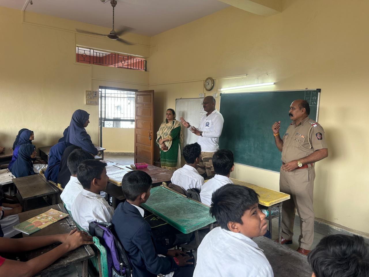 You are currently viewing दिनांक – १४/११/२०२४ रोजी student police cadet , programme अंतर्गत शांती नगर उर्दू माध्यमिक शाळा, भिवंडी,जिल्हा ठाणे येथील इ. 8 वी, 9 वी . चे SPC विद्यार्थ्यांना मूल्य आणि नितीशास्त्र या विषयावर आंतरवर्ग तसेच पीटी परेड चे बाह्य वर्ग प्रशिक्षण दिले.