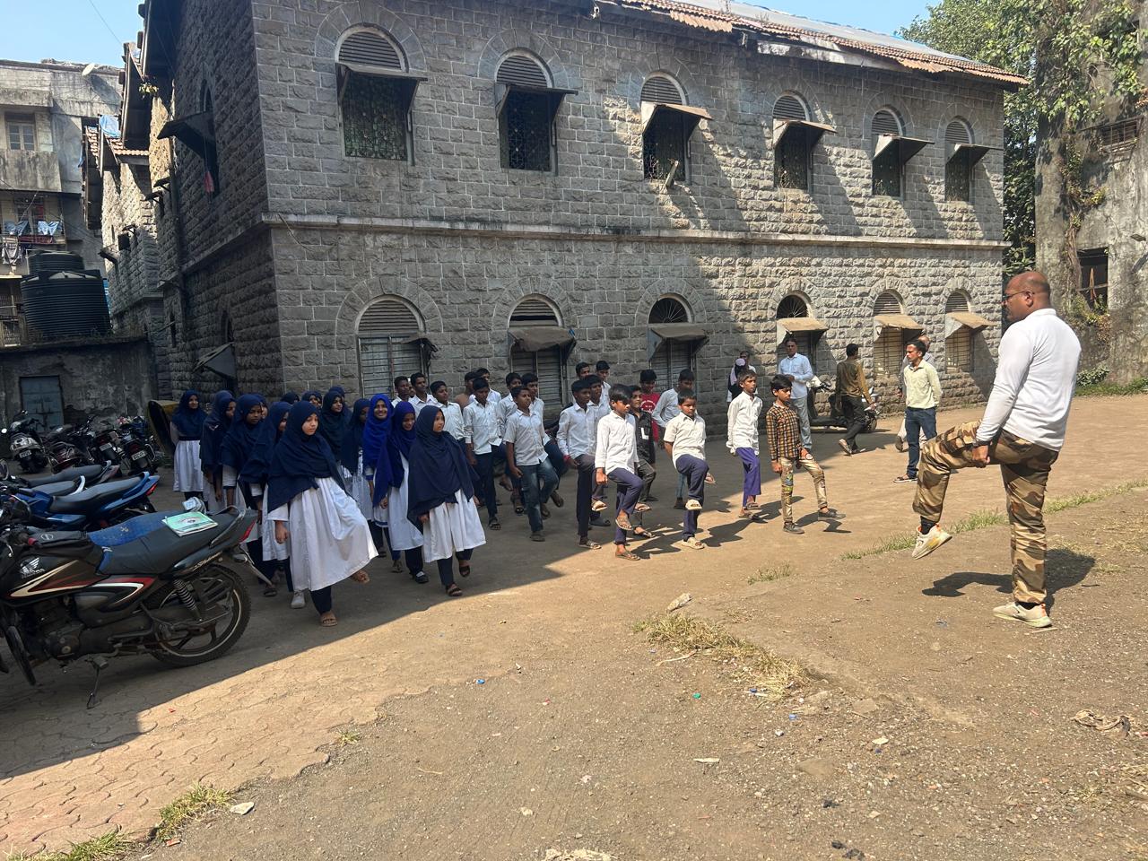 You are currently viewing दिनांक – १४/११/२०२४ रोजी student police cadet , programme अंतर्गत शांती नगर उर्दू माध्यमिक शाळा, भिवंडी,जिल्हा ठाणे येथील इ. 8 वी, 9 वी . चे SPC विद्यार्थ्यांना मूल्य आणि नितीशास्त्र या विषयावर आंतरवर्ग तसेच पीटी परेड चे बाह्य वर्ग प्रशिक्षण दिले.