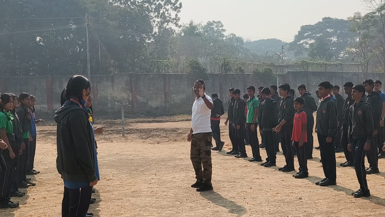 You are currently viewing पुणे शहर कडील केंद्रीय विद्यालय, गणेश खिंड रोड, पुणे येथील spc योजनेअंतर्गत इयत्ता ८ वी व ९ वी च्या विद्यार्थ्यांना बाह्य शिक्षण प्रशिक्षण अंतर्गत कवायतीचे प्रशिक्षण देण्यात आले.