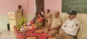 Read more about the article दिनांक 18 डिसेंबर 2024 रोजी जिल्हा परिषद प्रशाला पाडोळी येथे Student Police Cadet अंतर्गत विद्यार्थी मार्गदर्शन करण्यात आले यात सायबर क्राईम बाबत पोलीस उपनिरीक्षक ईकबाल सय्यद सर यांनी मार्गदर्शन केले तसेच रहदारी नियम,हेल्मेटचा वापर,वाहन चालविताना घ्यावयाची काळजी, वाहन चालविताना मोबाईलचा वापर याबाबत सपोफौ. गादगीने वहातुक शाखा यांनी विद्यार्थ्यांना मार्गदर्शन केले,