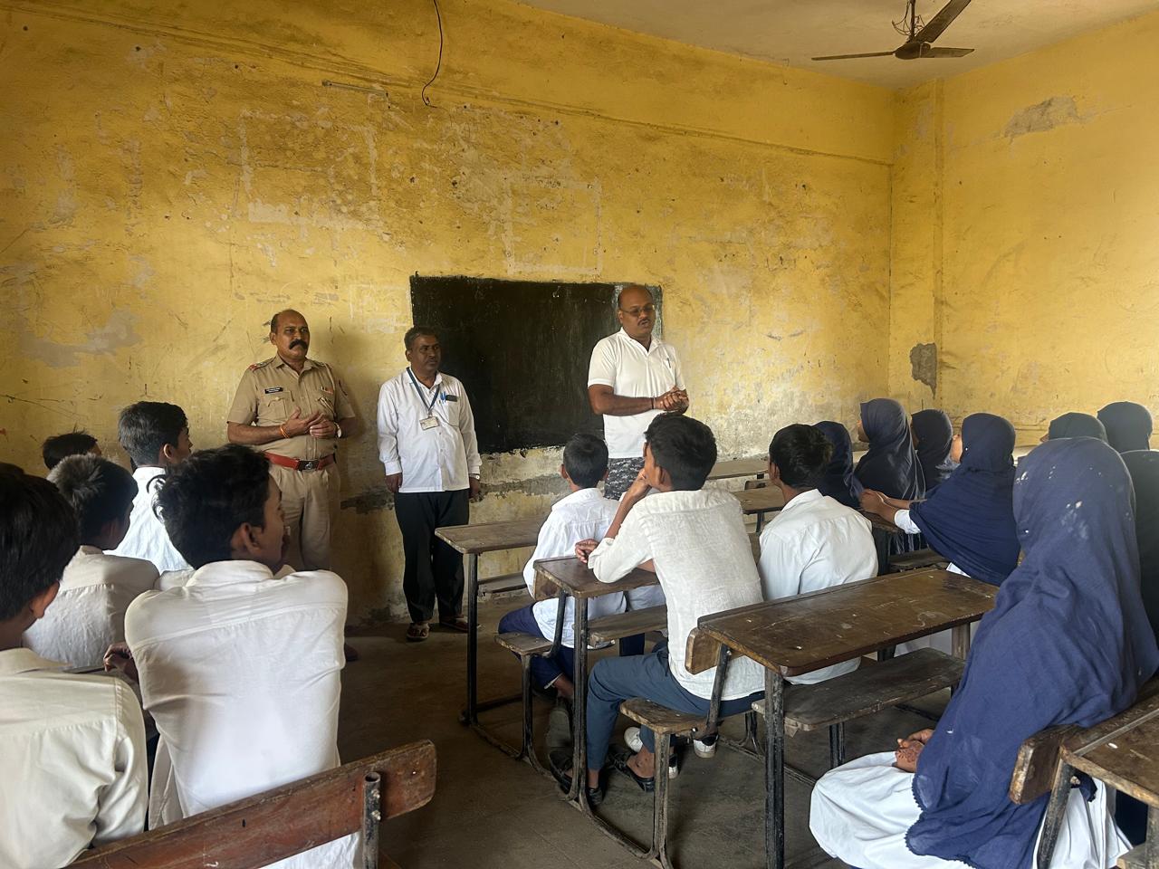 You are currently viewing दिनांक – २३/१२/२०२४ रोजी student police cadet , programme अंतर्गत अवचितपाडा उर्दू माध्यमिक शाळा, भिवंडी जिल्हा ठाणे येथील इ. 8 वी, 9 वी . चे SPC विद्यार्थ्यांना संयम व सहनशीलता या विषयावर लेक्चर व पीटी परेड चे बाह्य वर्ग प्रशिक्षण दिले.