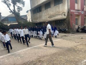 Read more about the article दिनांक – २४/१२/२०२४ रोजी student police cadet , programme अंतर्गत निजामपुरा उर्दू माध्यमिक शाळा, भिवंडी जिल्हा ठाणे येथील इ. 8 वी, 9 वी . चे SPC विद्यार्थ्यांना संयम व सहनशीलता या विषयावर लेक्चर व  पीटी परेड चे बाह्य वर्ग प्रशिक्षण दिले.