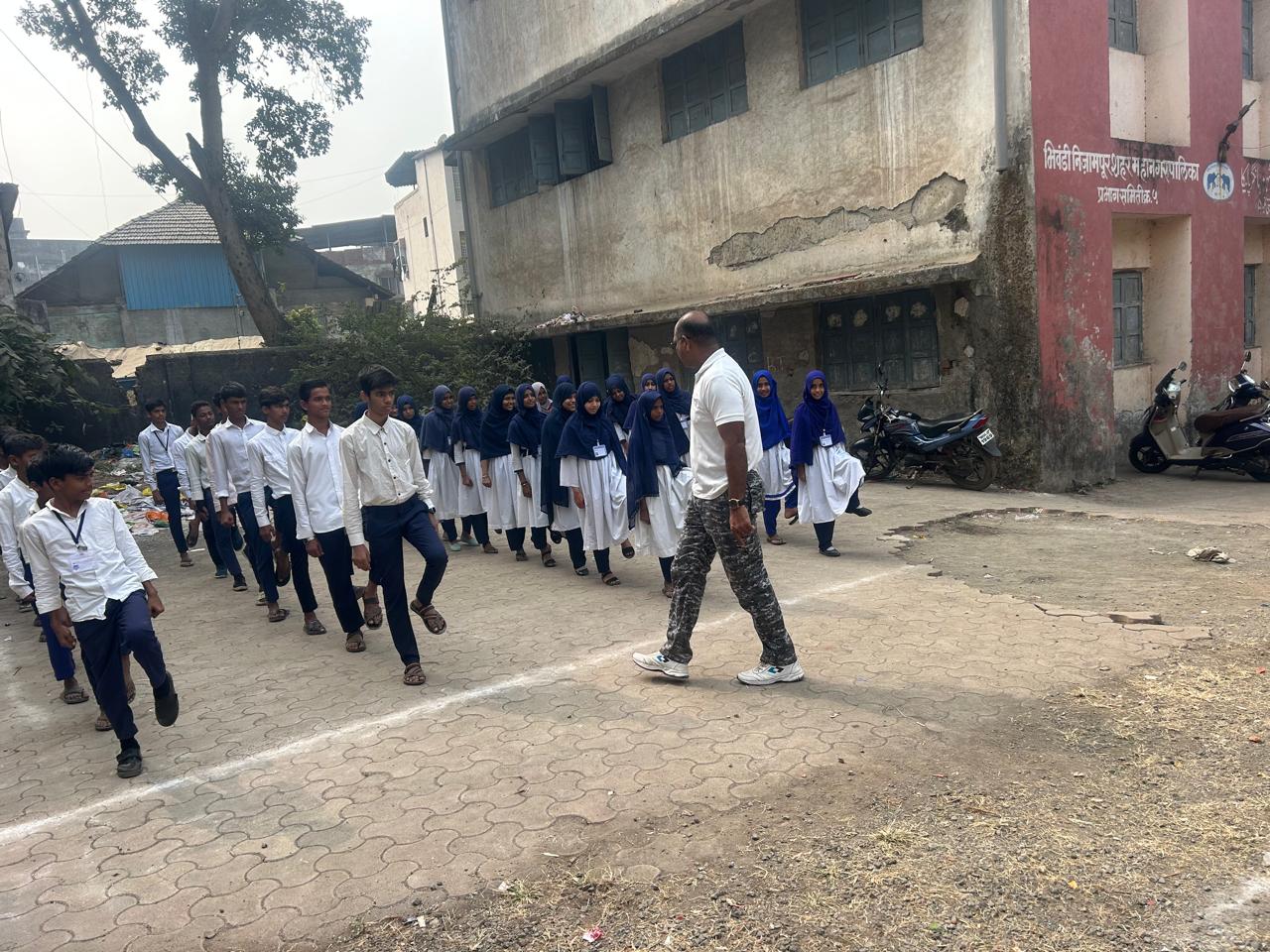You are currently viewing दिनांक – २४/१२/२०२४ रोजी student police cadet , programme अंतर्गत निजामपुरा उर्दू माध्यमिक शाळा, भिवंडी जिल्हा ठाणे येथील इ. 8 वी, 9 वी . चे SPC विद्यार्थ्यांना संयम व सहनशीलता या विषयावर लेक्चर व  पीटी परेड चे बाह्य वर्ग प्रशिक्षण दिले.