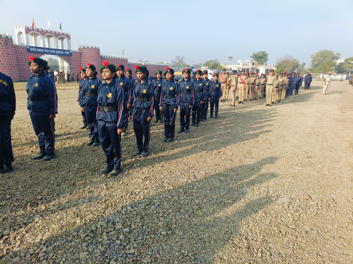 You are currently viewing दिनांक 24/01/2025 रोजी पोलीस मुख्यालय वाशिम द्दीमध्ये “Student Police cadet ” या उपक्रमांतर्गत * महात्मा गांधी नगर परिषद जिल्हा वाशिम ,शासकीय आश्रम अनुसूचित जाती जमाती निवासी शाळा सुरकुंडी इयत्ता 8 व 9 वी च्या मुलींची 26 जानेवारी चे अनुषंगाने होणाऱ्या संचलनाचा सराव घेतला.