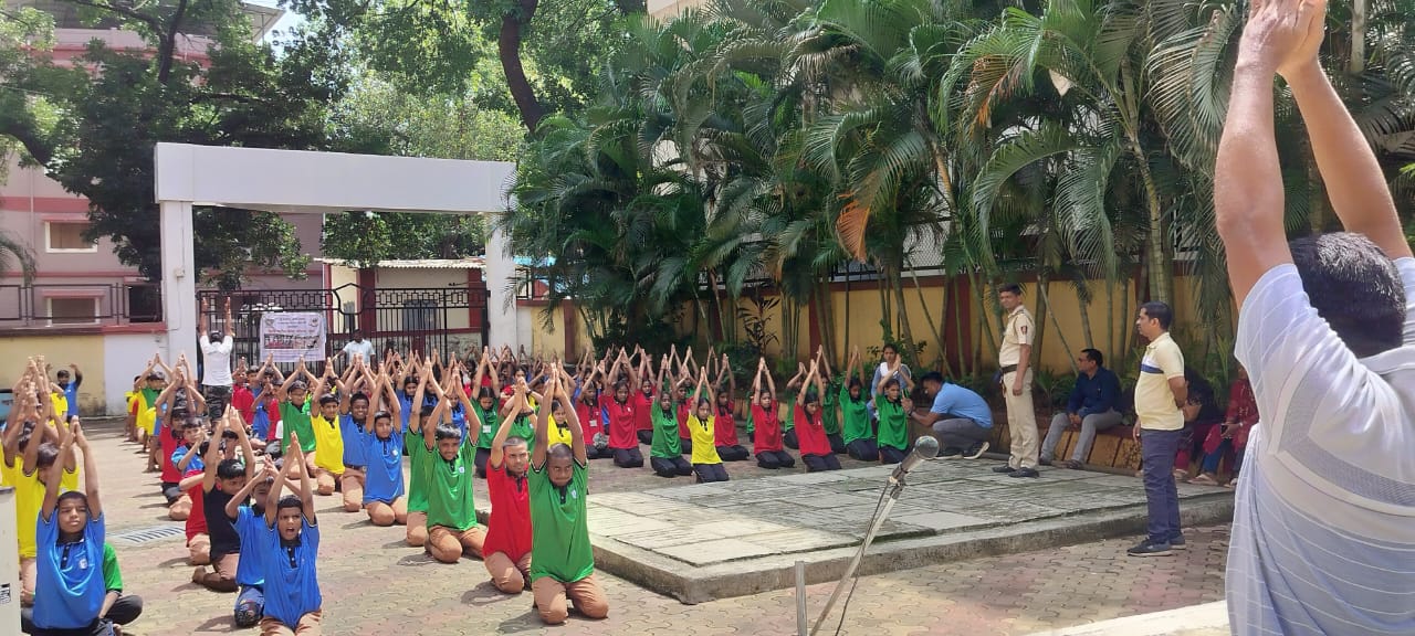 मुंबई पोलीस दि २१-०६-२०१५ रोजी जागतिक योग दिवस SPC विदयार्थ्यांसोबत साजरा करताना.