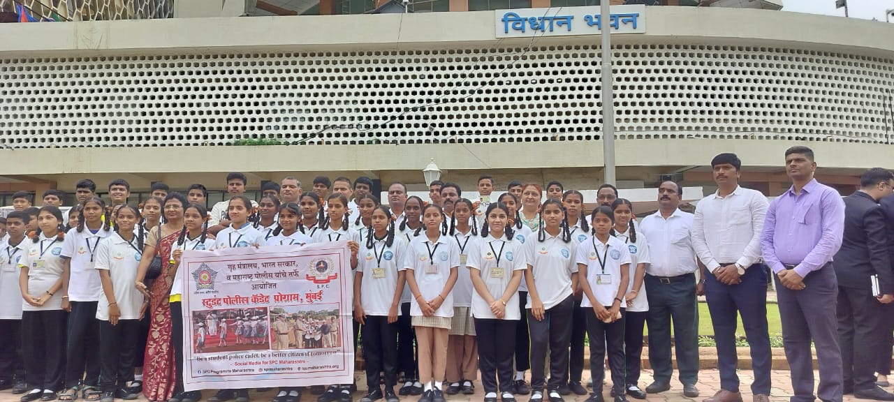 मुंबई पोलीस दि ०९-०२-२०२५ रोजी २०२५ चे दुसरे अधिवेशन कालावधीत विधीमंडळाचे कामकाज पाहण्याकरिता मुंबई पोलीस घटकाचे विद्यार्थी.