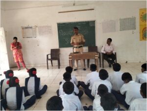 Read more about the article स्टुडंट पोलीस कॅडेट प्रोग्राम’ अंतर्गत घटक पालघर यांनी दिनांक 06/02/2023 रोजी जि.प शाळा काळीधोंड  येथील 8 वी , 9 वी च्या विद्यार्थ्यांना रस्ते सुरक्षा व वाहतूक जागरूकता, शिस्त,  बालकांचे सुरक्षितता, बाबत माहिती देण्यात आली. त्यावेळीची छायाचित्रे.