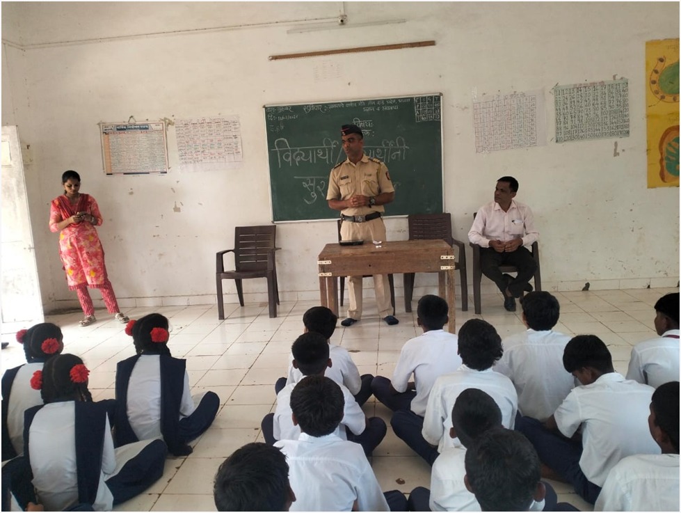 You are currently viewing स्टुडंट पोलीस कॅडेट प्रोग्राम’ अंतर्गत घटक पालघर यांनी दिनांक 06/02/2023 रोजी जि.प शाळा काळीधोंड  येथील 8 वी , 9 वी च्या विद्यार्थ्यांना रस्ते सुरक्षा व वाहतूक जागरूकता, शिस्त,  बालकांचे सुरक्षितता, बाबत माहिती देण्यात आली. त्यावेळीची छायाचित्रे.