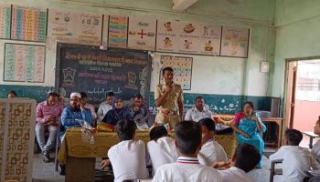‘ स्टुडंट पोलीस कॅडेट प्रोग्राम ’ अंतर्गत घटक ठाणे शहर यांनी दिनांक 25/02/2023 रोजी महानगरपालिका  उर्दु शाळा निजामपूरा, भिवंडी येथील 8 वी व 9 वी च्या विद्यार्थ्यांना वाहतुकीचे चिन्हे व समाजातील वाईट गोष्टीशी/ प्रवृत्तीशी/ प्रथाशी लढा याबाबतची माहिती देण्यात आली. त्यावेळीची छायाचित्रे.