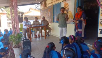 ‘ स्टुडंट पोलीस कॅडेट प्रोग्राम ’ अंतर्गत घटक पालघर यांनी दिनांक 27/02/2023 रोजी शासकीय माध्यमिक आश्रमशाळा लालोंडे, बेटेगाव, बोईसर येथील 8 वी व 9 वी च्या विद्यार्थ्यांना पोलिस कामकाजा बाबत महिती देऊन पोलिस विभागाशी संबंधित, सायबर क्राईम, रस्ते सुरक्षा, महिला सुरक्षा, विद्यार्थी कायदे, स्वच्छता, व्यायाम, स्पर्धा परीक्षा याबाबत माहिती दिली तसेच पोलीसाचे इतर कर्तव्य कसे असते या बाबत माहिती दिली. त्यावेळीची छायाचित्रे.