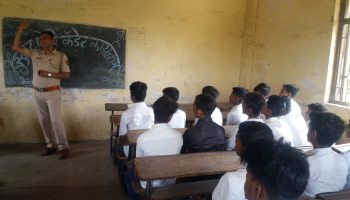 ‘ स्टुडंट पोलीस कॅडेट प्रोग्राम ’ अंतर्गत घटक ठाणे शहर यांनी दिनांक 02/03/2023 रोजी महानगरपालिका  उर्दु शाळा अवचितपाडा, भिवंडी येथील 8 वी व 9 वी च्या विद्यार्थ्यांना महिला व मुलाचे सुरक्षा या विषयावर मार्गदर्शन करण्यात आले. त्यावेळीची छायाचित्रे.