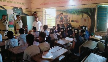 ‘ स्टुडंट पोलीस कॅडेट प्रोग्राम ’ अंतर्गत घटक पालघर यांनी दिनांक 24/03/2023 रोजी जि.प शाळा काळीधोंड  येथील 8 वी व 9 वी च्या विद्यार्थ्यांना रस्ते सुरक्षा व वाहतूक जागरूकता, शिस्त, महिला बालकांचे सुरक्षितता, मूलभूत कायदे, विद्यार्थ्यांसाठी स्पर्धा परीक्षा बाबत माहिती देण्यात आली. त्यावेळीची छायाचित्रे.