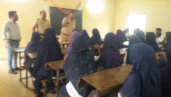 ‘ स्टुडंट पोलीस कॅडेट प्रोग्राम ’ अंतर्गत घटक ठाणे शहर यांनी दिनांक 27/03/2023 रोजी महानगरपालिका उर्दू शाळा शांति नगर, भिवंडी येथील 8 वी व 9 वी च्या विद्यार्थ्यांना प्रशिक्षणात महिला व मुलाचे सुरक्षा या विषयावर माहिती देण्यात आली. त्यावेळीची छायाचित्रे.