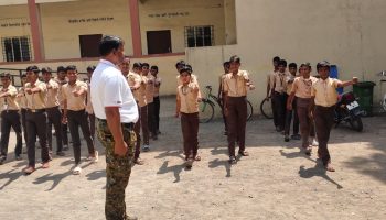 स्टुडंट पोलीस कॅडेट प्रोग्राम ’ अंतर्गत घटक ठाणे शहर यांनी दिनांक 28/03/2023 रोजी महानगरपालिका मराठी शाळा टेमघर पाडा, भिवंडी येथील 8 वी व 9 वी च्या विद्यार्थ्यांना कवायत प्रशिक्षण दिले. त्यावेळीची छायाचित्रे.