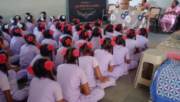 ‘स्टुडंट पोलीस कॅडेट प्रोग्राम’ अंतर्गत घटक पालघर यांनी दिनांक 29/03/2023 रोजी कस्तुरबा गांधी बालिका विद्यालय वडवली, तलासरी येथील 8 वी व 9 वी च्या विद्यार्थ्यांना रस्ते सुरक्षा व वाहतूक जागरूकता, शिस्त, महिला बालकांचे सुरक्षितता, मूलभूत कायदे, विद्यार्थ्यांसाठी स्पर्धा परीक्षा बाबत माहिती देण्यात आली. त्यावेळीची छायाचित्रे.