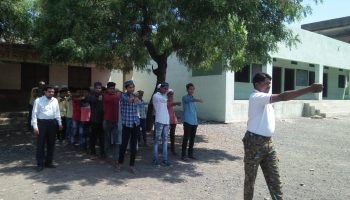 ‘स्टुडंट पोलीस कॅडेट प्रोग्राम’ अंतर्गत घटक पालघर यांनी दिनांक 27/03/2023 रोजी नगर परीषद मुलजि जेठा उदू शाळा कारंजा लाड येथील 8 वी व 9 वी च्या विद्यार्थ्यांना PT ड्रिल चे प्रशिक्षण दिले. त्यावेळीची छायाचित्रे.