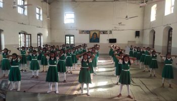 ‘स्टुडंट पोलीस कॅडेट प्रोग्राम’ अंतर्गत घटक नाशिक शहर यांनी दिनांक 03/04/2023 रोजी शासकीय कन्या विद्यालय , सीबीएस , नाशिक येथील 8 वी व 9 वी च्या विद्यार्थ्यांना शारीरिक कवायत प्रशिक्षण देण्यात आले. त्यावेळीची छायाचित्रे.
