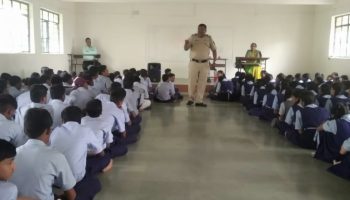 स्टुडंट पोलिस कॅडेट प्रोग्राम अंतर्गत घटक नाशिक शहर यांनी दिनांक 21/07/023 रोजी मनपा शाळा क्रमांक ७३, चुंचाळे येथील 8 वी व 9 वी च्या विद्यार्थ्यांना एसपीसी प्रोग्रॅम ची माहिती, विविध हेल्पलाइन, सायबर क्राईम, वडीलधाऱ्यांचा सन्मान, शारीरिक व्यायाम, याबाबतची माहिती देण्यात आली. त्यावेळीची छायाचित्रे.