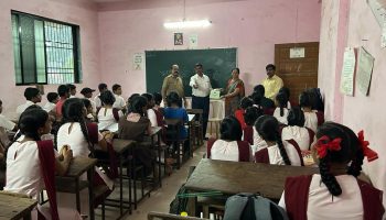 स्टुडंट पोलिस कॅडेट प्रोग्राम अंतर्गत घटक ठाणे शहर यांनी दिनांक 21/07/023 रोजी माध्यमिक विद्यालय मोरवली अंबरनाथ येथील 8 वी व 9 वी च्या विद्यार्थ्यांना पोलीस गुन्हे प्रतिबंध आणि नियंत्रण, सायबर क्राईम या विषयावर मार्गदर्शन करण्यात आले. त्यावेळीची छायाचित्रे.