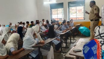 स्टुडंट पोलिस कॅडेट प्रोग्राम अंतर्गत घटक नाशिक शहर यांनी दिनांक 28/07/023 रोजी मनपा उर्दू शाळा, बडी दर्गा येथील 8 वी व 9 वी च्या विद्यार्थ्यांना एसपीसी प्रोग्रॅम ची माहिती, विविध हेल्पलाइन, सायबर क्राईम, वडीलधाऱ्यांचा सन्मान, शारीरिक व्यायाम, याबाबतची माहिती देण्यात आली. त्यावेळीची छायाचित्रे.
