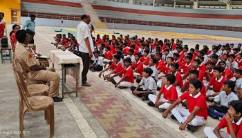 स्टुडंट पोलिस कॅडेट प्रोग्राम अंतर्गत घटक वर्धा यांनी दिनांक 02/08/023 रोजी जिल्हा परिषद कन्या विद्यालय आर्वी व नगर परिषद हायस्कूल देवळी येथील 8 वी व 9 वी च्या विद्यार्थ्यांना ट्राफिक नियम व सायबर गुन्हे बाबत मारगदर्शन केले. त्यावेळीची छायाचित्रे.