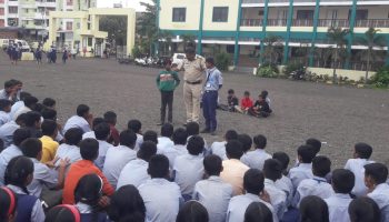 स्टुडंट पोलिस कॅडेट प्रोग्राम अंतर्गत घटक नाशिक शहर यांनी दिनांक 04/08/023 रोजी मनपा माध्यमिक विद्यालय, कार्बन नाका येथील 8 वी व 9 वी च्या विद्यार्थ्यांना विविध हेल्पलाइन, सायबर क्राईम, वडीलधाऱ्यांचा सन्मान, शारीरिक व्यायाम, याबाबतची माहिती देण्यात आली. शाळेतील मुख्याध्यापक व शिक्षक यांना पुस्तकाचे वाटप करण्यात आले. त्यावेळीची छायाचित्रे.