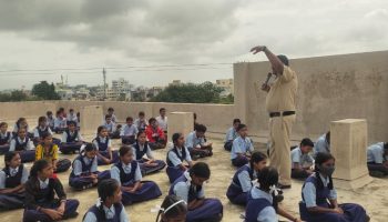 स्टुडंट पोलिस कॅडेट प्रोग्राम अंतर्गत घटक नाशिक शहर यांनी दिनांक 07/08/2023 रोजी मनपा शाळा, कामटवाडे येथील 8 वी व 9 वी च्या विद्यार्थ्यांना एसपीसी प्रोग्रॅम ची माहिती, विविध हेल्पलाइन, सायबर क्राईम वडीलधाऱ्यांचा सन्मान याबाबतची माहिती देण्यात आली. त्यावेळीची छायाचित्रे.