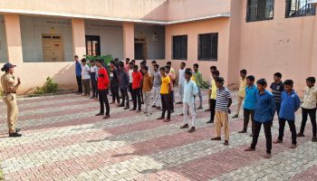 स्टुडंट पोलिस कॅडेट प्रोग्राम अंतर्गत घटक सातारा यांनी दिनांक 10/08/2023 रोजी नव बुद्ध व अनुसूचित जाती निवासी मुलांची शाळा  म्हसवड  येथील 8 वी व 9 वी च्या विद्यार्थ्यांना कवायत प्रशिक्षण दिले. त्यावेळीची छायाचित्रे.