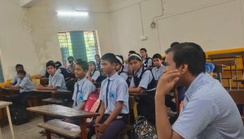 स्टुडंट पोलिस कॅडेट प्रोग्राम अंतर्गत घटक नाशिक शहर यांनी दिनांक 11/08/2023 रोजी मनपा शाळा, रायगड चौक, नाशिक शहर येथील 8 वी व 9 वी च्या विद्यार्थ्यांना एसपीसी प्रोग्रॅम ची माहिती, विविध हेल्पलाइन, सायबर क्राईम वडीलधाऱ्यांचा सन्मान याबाबतची माहिती देण्यात आली. त्यावेळीची छायाचित्रे.