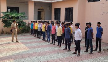 आज रोजी अनुसूचित जाती व नव बुद्ध वस्तीगृह विद्यालय म्हसवड तालुका माण जिल्हा सातारा येथील मुलांना आंतर वर्गाच व बाह्य वर्गाचे स्टुडन्ट पोलीस कॅडेटचे प्रशिक्षण पोलीस हवालदार 851 पी व्ही वाघमारे, महिला पोलीस शिपाई 184 गुरव, महिला पोलीस शिपाई चिमगावे 10 77 यांनी दिले