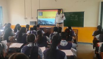 आज दिनांक ०२/११/२०२३ रोजी सकाळी ०९०० वाजता ” स्टुडंट पोलीस कॅडेट प्रोग्राम ” अंतर्गत मनपा माध्यमिक विद्यालय , कार्बन नाका ,नाशिक शहर येथील इयत्ता ९ वी च्या विद्यार्थ्यांना एसपीसी प्रोग्रॅम ची माहिती, विविध हेल्पलाइन, वाहतूक नियमांची माहिती, वडीलधाऱ्यांचा सन्मान, शारीरिक व्यायाम, याबाबतची माहिती देण्यात आली.