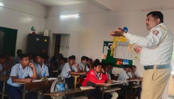 दिनांक ०२/०४/२०२४ रोजी सकाळी ११०० वाजता ” स्टुडंट पोलीस कॅडेट प्रोग्राम ” अंतर्गत मनपा माध्यमिक विद्यालय, कामट वाडे ,नाशिक शहर इयत्ता ९ वी च्या विद्यार्थ्यांना अंतर वर्ग प्रशिक्षण, विविध हेल्पलाइन नंबर, ट्रॅफिक मॉडेल्स , शाळेत येताना घातक शस्त्रे न आणणेबाबत सूचना देण्यात आल्या.