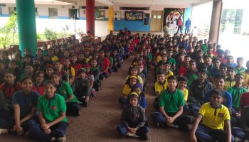 केंद्रीय विद्यालय , इंडियन सिक्युरिटी प्रेस, नेहरूनगर,नाशिक शहरदिनांक २४/०७/२०२४ रोजी सकाळी ११०० वाजता ” स्टुडंट पोलीस कॅडेट प्रोग्राम ” अंतर्गत मनपा उर्दू शाळा, वडाळा गाव ,नाशिक शहर व केंद्रीय विद्यालय , इंडियन सिक्युरिटी प्रेस, नेहरूनगर,नाशिक शहर येथील इयत्ता ८ वी व ९वि च्या विद्यार्थ्यांना अंतर वर्ग प्रशिक्षण ,SPC प्रोग्राम ची माहिती,विविध हेल्पलाइन नंबर, ट्रॅफिक मॉडेल्स , शाळेत येताना घातक शस्त्रे न आणणेबाबत सूचना देण्यात आल्या.