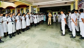 दिनांक 25/7/2024 रोजी स्टुडंट पोलीस कॅडेट चे प्रशिक्षण करता खावली नवोदय विद्यालय सातारा येथे जाऊन तेथील आठवीचे 28 मुली 26 मुलं व नववीचे 10 मुली व 7 मुलं असे एकूण 71 विद्यार्थिनी व विद्यार्थी तसेच शासकीय विद्यानिकेतन पुसेगाव हायस्कूल येथील आठवीचे 26 मुले व नववीचे 18 मुलं यांना स्टुडंट पोलीस कॅडेट चे अंतर्वर्गा चे व बाह्य वर्गाचे प्रशिक्षण दिले.