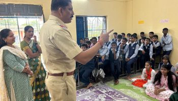 दिनांक – 27/07/2024 रोजी student police cadet , programme अंतर्गत कामतघर तेलघु माध्यमिक शाळा , भिवंडी, जिल्हा ठाणे येथील इ. 8 वी, 9 वी . चे SPC विद्यार्थ्यांना शिस्त आणि महाराष्ट्र पोलीस या विषयावर स.पो.नि. सुभाष शंकर सामंत व गेड पो.उ.नि. आर. एम. पाटील यांनी लेक्चर दिले.