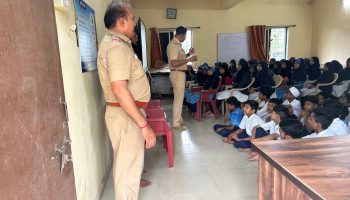 दिनांक – 09/08/2024 रोजी student police cadet , programme अंतर्गत शांतीनगर उर्दू माध्यमिक शाळा, भिवंडी, जिल्हा ठाणे येथील इ. 8 वी, 9 वी . चे SPC विद्यार्थ्यांना फिर्याद ( FIR ) आणि महाराष्ट्र पोलीस या विषयावर, स.पो.नि. सुभाष शंकर सामंत व गेड पो.उ.नि. आर. एम. पाटील यांनी लेक्चर दिले.