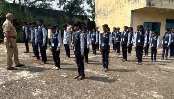 दिनांक – 03/10/2024 रोजी student police cadet , programme अंतर्गत कामतघर तेलुगु माध्यमिक शाळा, भिवंडी, जिल्हा ठाणे येथील इ. 8 वी, 9 वी . चे SPC विद्यार्थ्यांना समाजातील सर्व वाईट गोष्टी विरुद्ध लढा, महिला आणि मुलांची सुरक्षा व भ्रष्टाचार विरुद्ध लढा या विषयावर, स.पो.नि. सुभाष शंकर सामंत, पो.उ.नि. पाटील यांनी लेक्चर व बाह्य वर्ग प्रशिक्षण दिले.