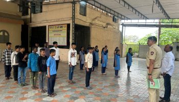 दिनांक – 03/10/2024 रोजी student police cadet , programme अंतर्गत कामतघर मराठी माध्यमिक शाळा, भिवंडी, जिल्हा ठाणे येथील इ. 8 वी, 9 वी . चे SPC विद्यार्थ्यांना समाजातील सर्व वाईट गोष्टी विरुद्ध लढा, महिला आणि मुलांची सुरक्षा व भ्रष्टाचार विरुद्ध लढा या विषयावर, स.पो.नि. सुभाष शंकर सामंत, पो.उ.नि. पाटील यांनी लेक्चर व बाह्य वर्ग प्रशिक्षण दिले.