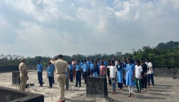 दिनांक – 04/10/2024 रोजी student police cadet , programme अंतर्गत नविवस्ती मराठी माध्यमिक शाळा, भिवंडी, जिल्हा ठाणे येथील इ. 8 वी, 9 वी . चे SPC विद्यार्थ्यांना समाजातील सर्व वाईट गोष्टी विरुद्ध लढा, महिला आणि मुलांची सुरक्षा व भ्रष्टाचार विरुद्ध लढा या विषयावर, स.पो.नि. सुभाष शंकर सामंत, पो.उ.नि. पाटील यांनी लेक्चर व बाह्य वर्ग प्रशिक्षण दिले.