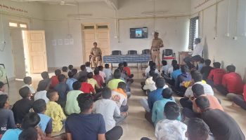 दिनांक 16/10/2024 रोजी स्टुडंट पोलीस कॅडेट चे प्रशिक्षण करता आदिवासी व नवबौद्ध निवासी विद्यालय म्हसवड येथे जाऊन तेथील आठवीचे/ नववीचे 40 मुलं विद्यार्थी यांना अंतरवर्गाचे व बाह्य वर्गाचे प्रशिक्षण दिले