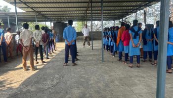 दिनांक – १३/११/२०२४ रोजी student police cadet , programme अंतर्गत चविंद्रा मराठी माध्यमिक शाळा, भिवंडी,जिल्हा ठाणे येथील इ. 8 वी, 9 वी . चे SPC विद्यार्थ्यांना मूल्य आणि नितीशास्त्र या विषयावर श्रेणी पो उप नि आर एम पाटील यांनी लेक्चर व पो.ह. 3378/ मोरे यांनी पीटी परेड चे बाह्य वर्ग प्रशिक्षण दिले.