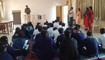 पोलीस आयुक्तालय नागपुर शहर दि,१३/१२/२०२४ रोजी spc कार्यक्रम अंतर्गत गुरु नानक हायस्कुल जेरिफटका नागपुर शहर येथिल वर्ग ८ वी वर्ग ९ वी च्या विद्यार्थ्यांना रस्ता सुरक्षा रदरी आपत्ती व्यवस्थापन, संवेदनशीलता आणि सहनुभूती, विद्यार्थ्यासाठी सायबर सुरक्षा या विषयावर मार्गदर्शन देण्यात आले