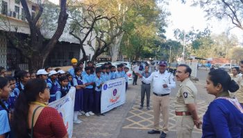 दिनांक 19/12/2024 रोजी दुपारी 1500 वाजता “स्टुडन्ट पोलीस कॅडेट उपक्रमांतर्गत ” मा. संदीप कर्णिक,पोलीस आयुक्त, नाशिक शहर व श्री. चंद्रकांत खांडवी,पोलीस उपायुक्त, मुख्यालय व वाहतूक यांचे मार्गदर्शनानेसिडको माध्यमिक विद्यालय मनपा, गणेश चौक,नाशिक मधील विद्यार्थ्यांनी ‘‘ वाहतूक नियमांची जनजागृती ’’ सहभाग नोंदवला. यावेळी उपप्रादेशिक परिवहन अधिकारी श्री. हेमंत हेमाडे सर,श्री सचिन बोधले सर, प्रादेशिक परिवहन अधिकारी श्री विनोद वसईकर सर, प्रादेशिक परिवहन अधिकारी श्रीमती नमिता सानप, पुनम दळवी,प्राची मोडक ,पोलीस हवा.श्री.सचिन जाधव, प्रशिक्षक स्टुडन्ट पोलीस कॅडेट प्रोग्रॅम आदी मान्यवर उपस्थित होते.